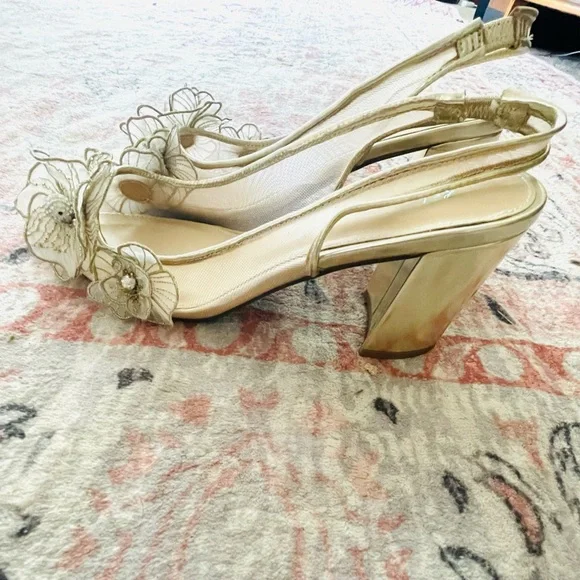 Elegant Gold Floral Chunky Heels - Picture 3 of 4